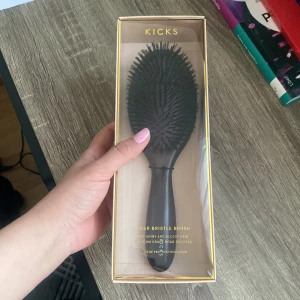 Boar Bristle Brush från KICKS - En exklusiv borste med svinborst från KICKS. Oanvänt och oöppnad förpackningen. 
