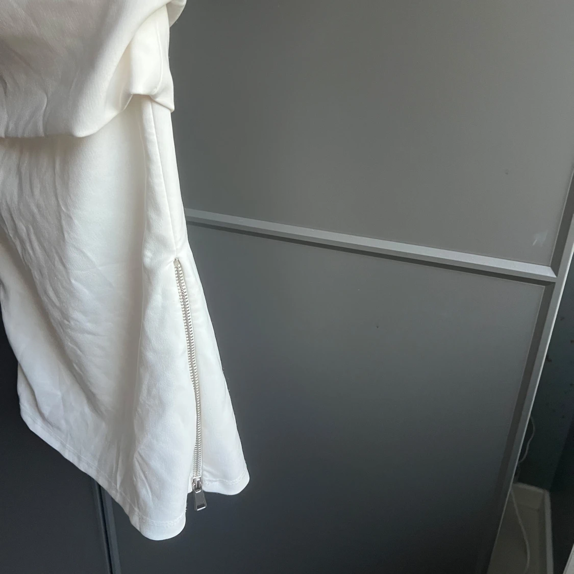 En fin vit topp med dragkedja ifrån Zara - 1