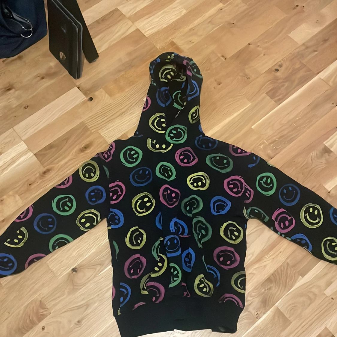 Svart hoodie med smiley-mönster från Junkyard