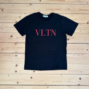 Valentino T-shirt - Säljer nu denna sjukt feta Valentino T-shirt| T-shirt är extremt eftertraktad och sällsynt och utan några defekter| ⚠️digitalt kvitto finns⚠️.