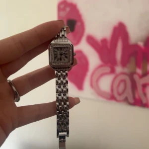 Silverklocka - Superfin klocka som inte kommer till användning, har gjort den mindre så man får med alla längder som fanns, så kan man göra den mindre men även större💕