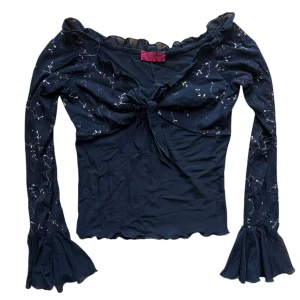 Vintage Svart långärmad topp med volangärm och knyt - Svart långärmad topp med broderi. Mesh armar. One size men en XS-S i storlek. 