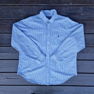 Ralph lauren skjorta XL - 📊 Färg: Vit & Ljusblå  📏 Storlek: Extra Large (XL)  📐 Mått: Längd - 79cm Axelbredd - 53cm  ♻️ En långärmad vit & ljusblå Ralph lauren skjorta i storlek XL. Det står att den är I XXL men den är mer som XL. Väldigt bra skick, inga fläckar, hål eller defekter! Perfekt nu när det börjar bli varmare och sommaren kommer!☺️  👕 Material: 100% Bomull  #mensfashion #mensstyle #ralphlauren #classicstyle #buttondown #shirt #fashion #Vintage #Ralphlaurenskjorta