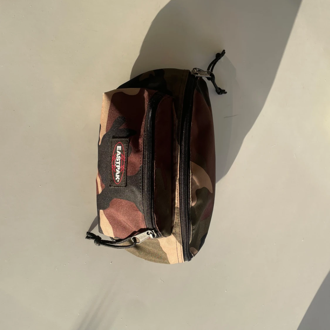 Camouflage magväska från Eastpak