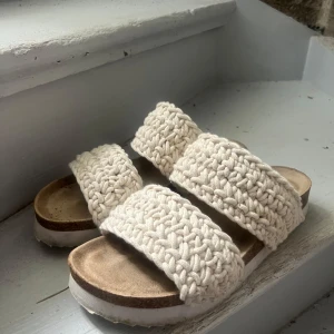 Tofflor - Tofflor/sandaler, knappt använda från skopunkten, kostade typ 500kr