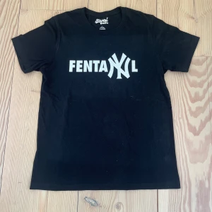 INTRESSEKOLL!!! New York F3nt4nyl T-shirt - Intressekoll på svart t-shirt med tryck. Storlek L. Ni får gärna buda på den!