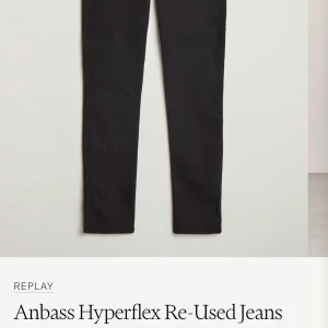Replay Anbass Hyperflex jeans i svart - Bra skick och är storleken 158/13-14 år A14  nypris 1599     Säljer ett par svarta Replay Anbass Hyperflex jeans med klassisk femficksdesign och smal passform. Jeansen är stretchiga och bekväma, perfekta för dig som gillar en modern look. Passar till det mesta och har diskreta detaljer.