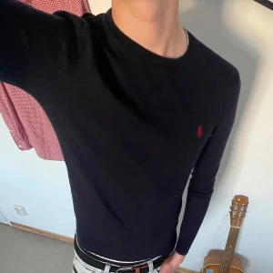 Ralph Lauren Merinoull Tröja - En sjukt snygg Ralph lauren tröja i storlek S slim-fit. men skulle säga att den passar XS också. skulle säga att du som är 170-185 passar den bra till. Lappen som står S har åkt av men är på sydd så är ingen skillnad.👍 bara att komma med frågor eller motbud🥂