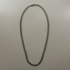 Bismarck halsband - Bismarck halsband köpt på guldfynd. Säljes då jag inte längre använder silver. Halsbandet är i bra skick men en putsning kan behövas. Stämplar finns. 