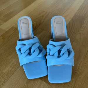 Klackar  - Ett par otroligt fina klackar i baby blue. Väldigt bekväma. Har knappt kommit till användning.
