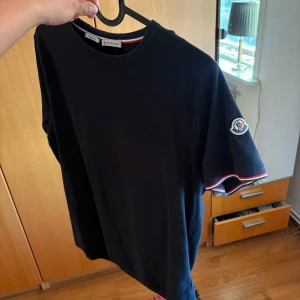 Moncler t-shirt - Säljer denna moncler tshirt perfekt nu till sommaren. Den är i riktigt bra skick. självklart äkta🙌🏻🙌🏻