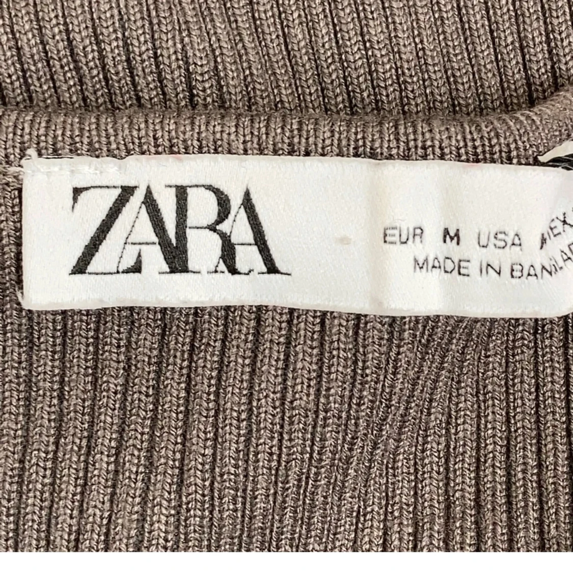 Grå ribbad topp med hål i axlarna från Zara - 2