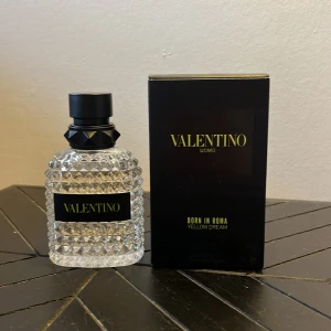Valentino Uomo Born In Roma Yellow Dream EdT - Exklusiv herrparfym från Valentino, Born In Roma Yellow Dream 50ml. Skulle gissa att det är ungefär 45ml kvar om inte mer. Pris kan diskutera och skriv vid frågor.