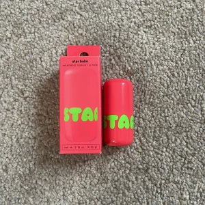 Star Balm Watermelon Yuzu Läppbalsam - Säljer ett läppbalsam med smak av watermelon yuzu från Star Balm. Förpackningen är rosa med grön text och har en söt, rundad form. Innehåller 4,3 g. Perfekt för att återfukta läpparna och ge en fräsch känsla.
