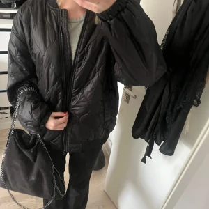 Svart jacka - Supersnygg svart jacka!! 🫶🤍🤍🤍