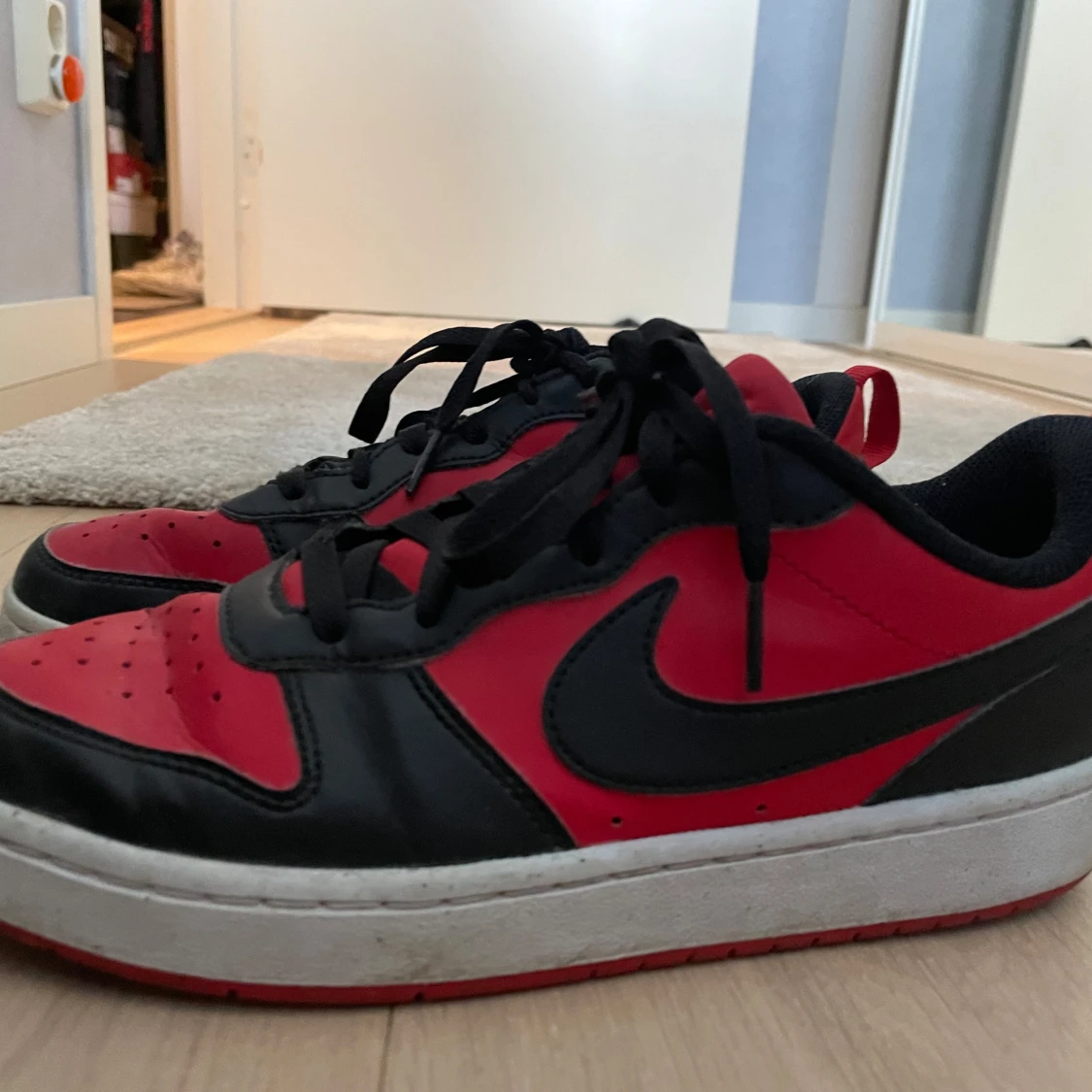 Nike sneakers i rött och svart - 2