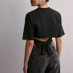 topp nelly - säljer denna trendiga toppen från nelly då den inte kommer till någon användning alls, använd max 5 gånger! skriv vid frågor! pris kan även diskuteras🌸💕