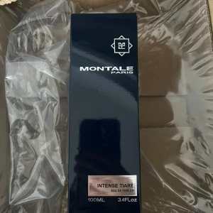 Montale Intense Tiare Eau de Parfum 100ml - Fick hem den precis. Har endast sprutat en gång på armen och känner att den inte sitter lika bra på mig som den gör på andra. Perfekt för dig som gillar lyxiga och exotiska dofter.  Köpt för ordinarie pris 1200, men pris går att diskutera!