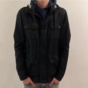 Svart field jacka från Grant - Säljer nu denna stilrena svarta fält jackan från Gant!🧥Perfekt nu inför våren som närmar sig🌱| Skick 8/10 | Storlek M | Nypris ca 3000kr💵| Pris går att diskuteras vid snabb affär, och som vanligt är det bara att skriva vid fler frågor!😸