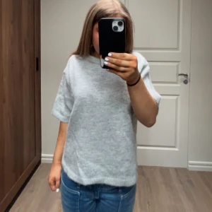 Grå stickad T-shirt  - Grå stickad topp. Jättesöt och i bra skick❤️