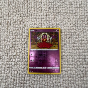 Pokémonkort Jynx holografisk - Säljer ett Pokémonkort med Jynx-motivet. Kortet är holografiskt och har lila och gula detaljer. Jynx har 100 HP och kortet har attacker som Double Draw och Attract Dance. Perfekt för samlare eller Pokémonfans!
