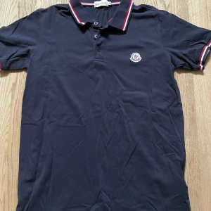 Moncler Piké  - Moncler Piké i bra skick. Skriv för fler bilder eller mer info 