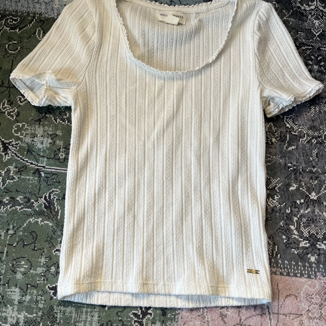 Vit ribbad topp från Holly & Whyte