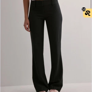 Svarta kostymbyxor, Nelly  - Snygga svarta lågmidjade kostymbyxor från Nelly i storlek 40, säljer pågrund av att dom är förstora för mig🌟