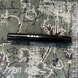 Svart mascara från CAIA 'Twist Me Up' - Säljer en svart mascara från CAIA med namnet 'Twist Me Up'. Mascaran har en klassisk borste och kommer i en stilren svart tub. Perfekt för att ge fransarna volym och definition. Ny men saknar kartongen