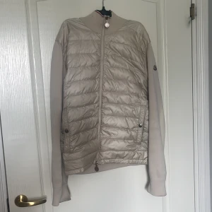 Moncler cardigan - Säljer denna moncler cardigan. Den är i bra skick med en liten defekt på baksidan som knappt syns. Pris kan diskuteras vid snabb affär. Storlek m passar s