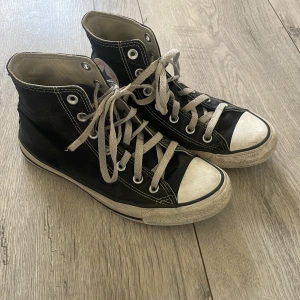 Svarta Converse Chuck Taylor All Star - Klassiska svarta Converse som jag fick förra året men har inte används så mycket. Storlek 38