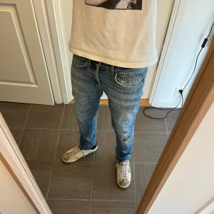 Dondup jeans - Säljer dessa feta dondup jeansen med slitningar. De är i storlek w31 men passar lite mindre pga dondup oftast är lite små i storleken. De är i toppskick och har inga defekter. Hör bara av dig vid frågor!! 