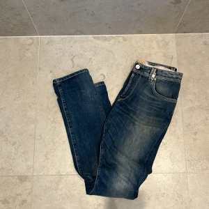 Trammarossa Jeans - Säljer dessa ljusblåa jeans från det lyxiga italienska märket Trammarossa. Jeansen är i väldigt bra skick och har inga defekter. Nypris ligger runt 4000. Skriv vid funderingar eller skicka prisförslag.