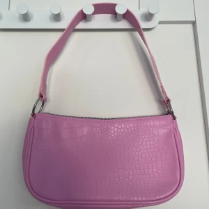 Rosa axelremsväska från h&m - Säljer en rosa axelväska💕🌸 bra skick då den endast använts en gång!