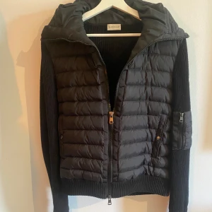 Moncler cardigan - Säljer en moncler cardigan i storlek L. Den är i väldigt bra skick. 🐼