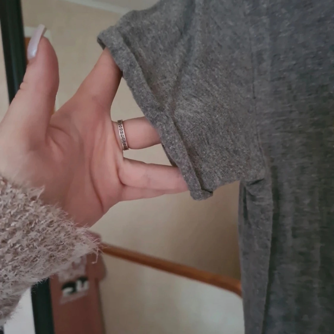 Grå v-ringad t-shirt S - 2