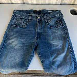 Replay anbass jeans  - Tjena, säljer mina Replay Jeans i den trendiga modellen Anbass. Jeansen är knappt använda, cond 8,5/10. Nypris: 1899kr, hör av er vid minsta intresse//Anton