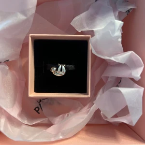 Pandora silverberlock med sengångare - Supergullig berlock från Pandora i form av en sengångare i silver. På baksidan står det 'Good things take time’. Pandora boxen ingår i köpet