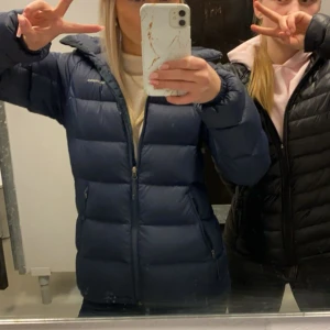 Peak Performance Dunjacka - En peak jacka som endast är använd nu i vinter, köptes i somras inför vintern men letar nu efter nya jackor. Inga hål eller skador på jackan. Nyköpt 2500.