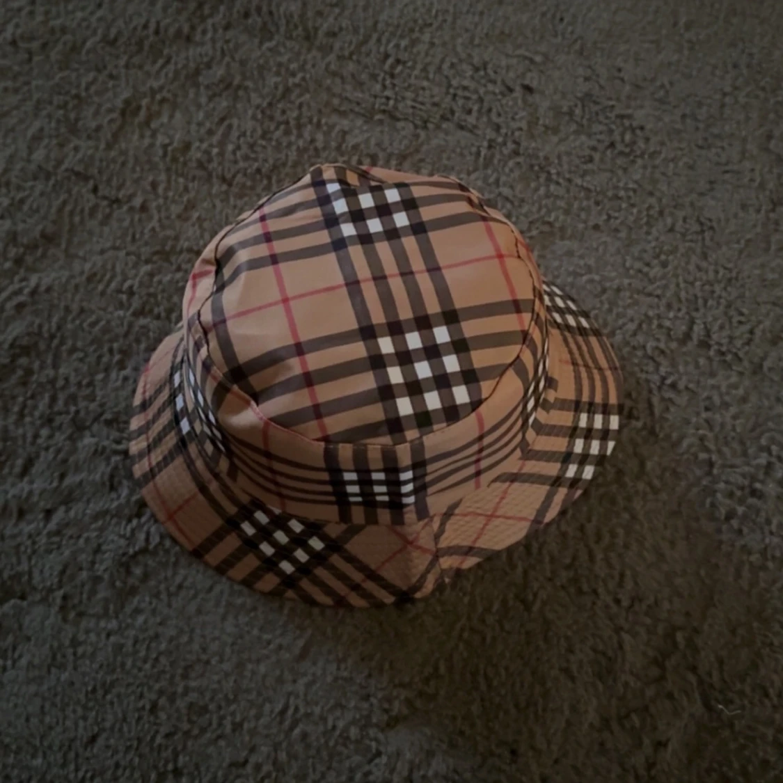 Beige rutig bucket hat från burberry  - 1