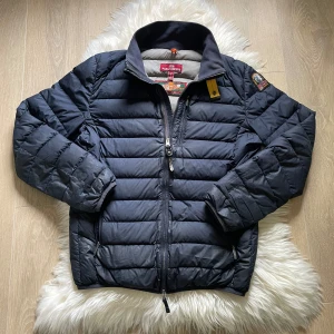Parajumpers dunjacka  - Mörkblå dunjacka från Parajumpers i storlek S, för mycket bra pris, skick 7/10 pågrund av ett litet lagat hål längst ner på armen men syns bara i de starkaste ljusen, nypris 5500 vårt ptris 750 men pris kan diskuteras vid snabb affär, hör av er vid minsta fundering.