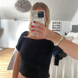 Svart croppad topp med puffärmar - Säljer en svart topp.🖤Toppen har en fyrkantig ringning🖤