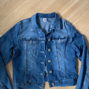 Jeansjacka  - Jättesnygg blå jeansjacka från H&M i storlek 152 (11-12) för 60 kr. Köparen betalar frakten!❤️