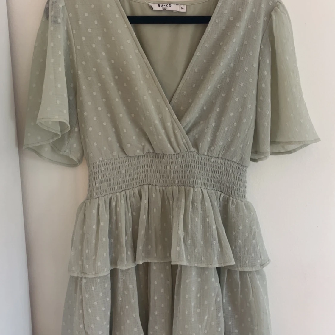 Somrig grön klänning med volanger - 2