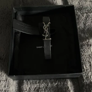 Ysl armband - OBS‼️KÖPAREN FÅR MED ETT PAR SVARTA TIGER OF SWEDEN JEANS I NYSKICK‼️| Säljer nu mitt skitfeta läder armband ifrån Yves Saint Laurent! | Tappat räkningen på hur många komplimanger jag fått av detta. | Skick enligt bilder. | Box, dustbag, product tag och certifikat samt produktbeskrivning medföljes! | Nypriset ligger på 4000 kr, mitt pris 1799 kr. | Släng iväg en signal vid funderingar så svarar jag snabbt! |