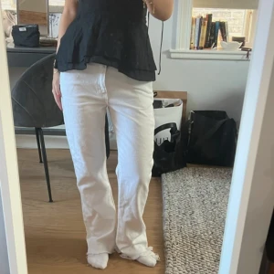 Vita straight jeans - Vita low rise straight jeans från Bikbok storlek w25 L32