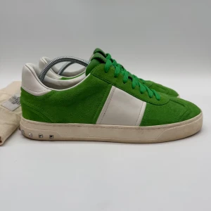 VALENTINO FLYCREW SNEAKERS - Valentino flycrews - Skick: 9/10, alla nitar är kvar - Tillbehör: Dustbag - Storlek 40 sitter som 41 - Nypris ca 8000 - Går ej att få tag på nya - deluxecloset