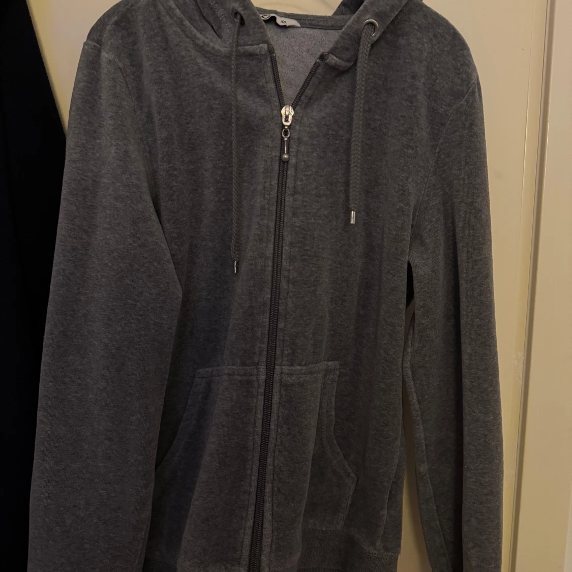 Grå hoodie med dragkedja