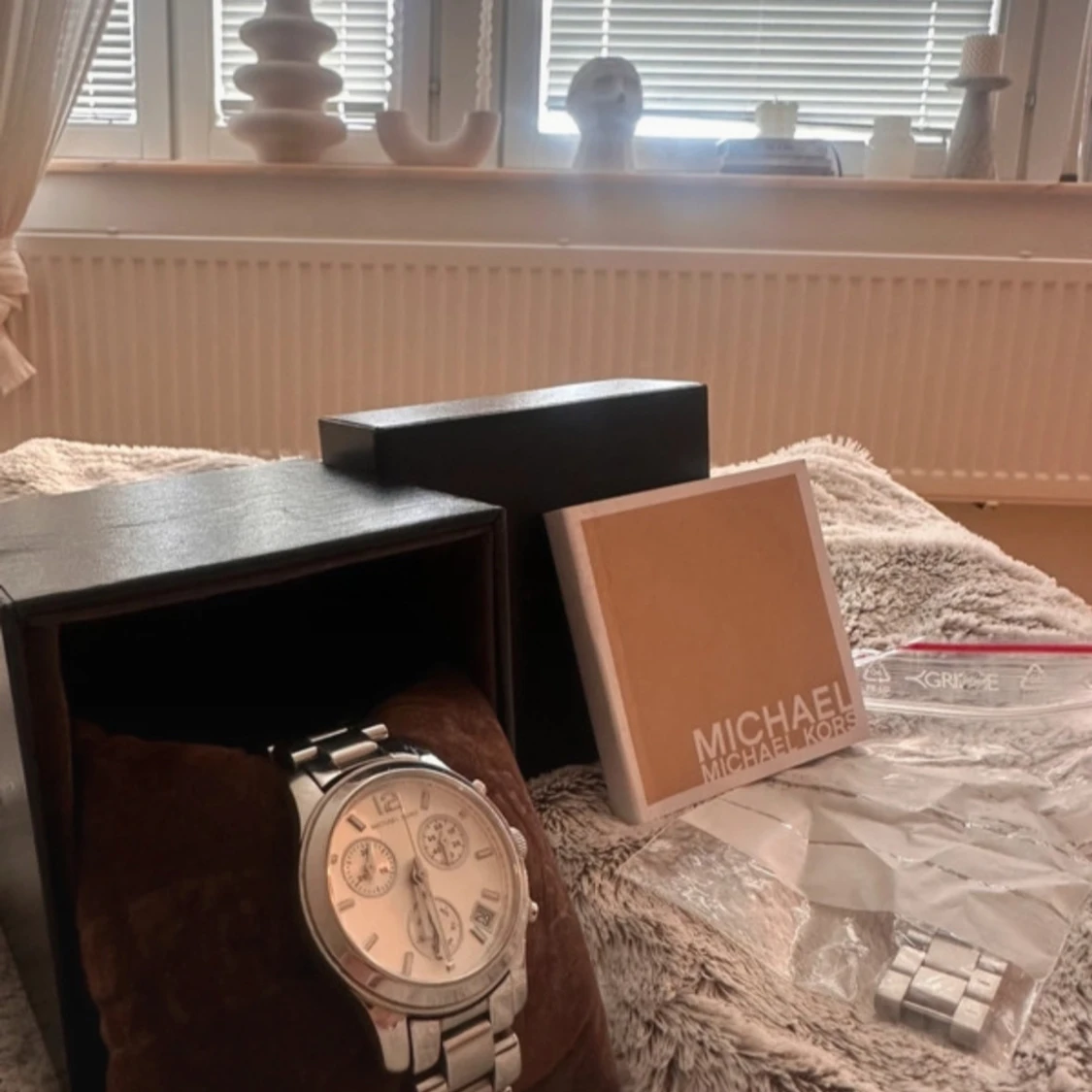 Silverfärgad klocka från Michael Kors - 4