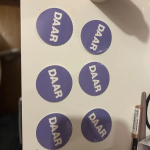DAAR-Klistermärken - Säljer dessa DAAR klistermärken för 10kr st! 🩷